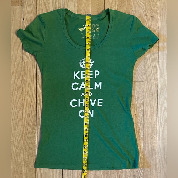 Keep Calm and Chive On Women’s Green Short-Sleeved Scoop Neck T-Shirt, Size M - Picture 5 of 5